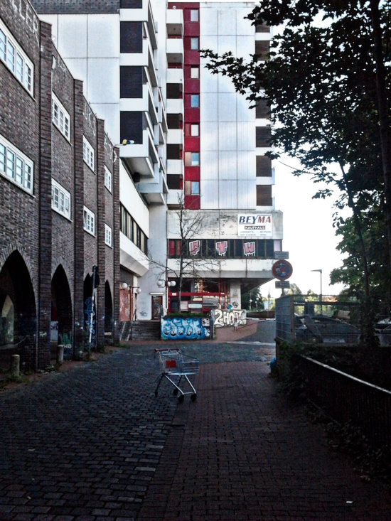 Foto eines Einkaufswagens, der am Ihmezentrum sinnlos im Weg steht